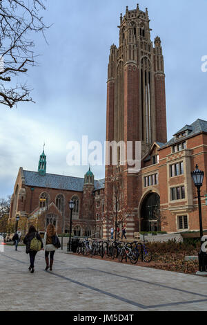 CHICAGO, IL, USA - 4. November 2014: Saieh Hall of Economics auf dem Campus der University of Chicago in Chicago, IL, USA im November 2014. Stockfoto