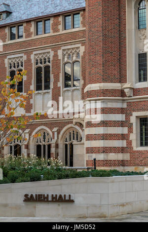 CHICAGO, IL, USA - 4. November 2014: Saieh Hall of Economics auf dem Campus der University of Chicago in Chicago, IL, USA im November 2014. Stockfoto