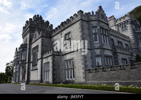 Vorderansicht der Kylemore Abbey in Connemara, County Galway, Irland Stockfoto