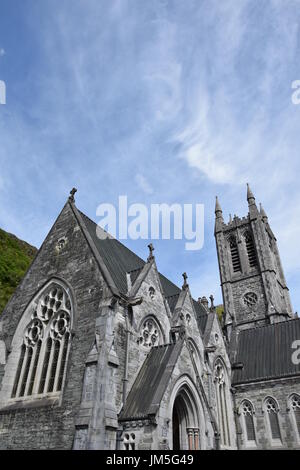 Blick auf die gotische Kirche in Kylemore Abbey in Connemara, County Galway, Irland Stockfoto