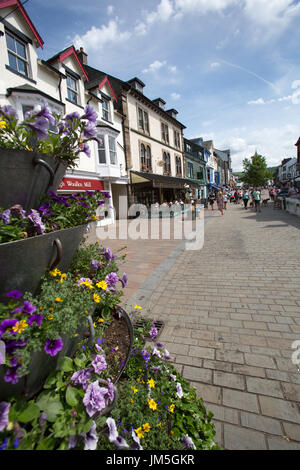 Stadt Keswick, England. Malerische Sommer Blick auf Keswick Main Street. Stockfoto