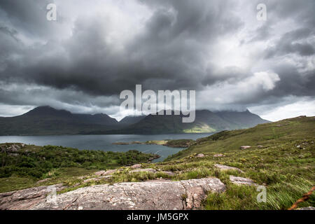 Malerische Ansicht des oberen Loch Torridon mit den bewölkt überstieg Beinn alligin im Hintergrund. Stockfoto