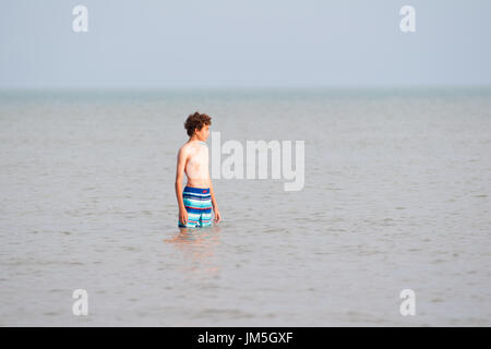 Dreizehn Jahre alten Jungen in das Wasser des Lake Erie Stockfoto