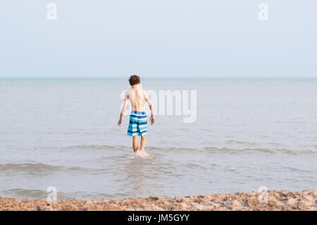 Dreizehn Jahre alten Jungen in das Wasser des Lake Erie Stockfoto