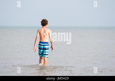 Dreizehn Jahre alten Jungen in das Wasser des Lake Erie Stockfoto