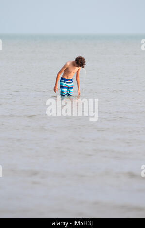 Dreizehn Jahre alten Jungen in das Wasser des Lake Erie Stockfoto