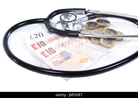 Stethoskop über Haufen von Münzen und Banknoten GBP als Aufwendungen Gesundheitskonzept, Nahaufnahme von hohen Winkel auf weißem Hintergrund isoliert betrachtet Stockfoto
