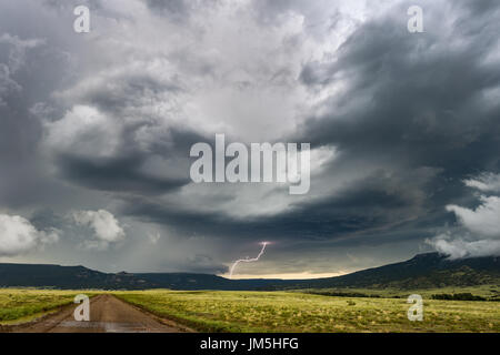Gewitter zieht über die Raton Mesa in New Mexiko Stockfoto