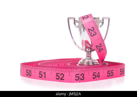 Maßband in Zoll rollte herum kleine Silber Sport Cup markiert rot, close-up Vorderansicht isolierten auf weißen Hintergrund mit Textfreiraum Stockfoto