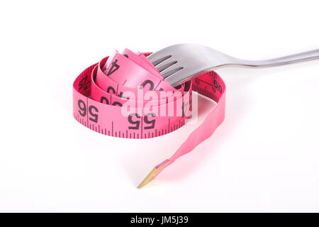 Gabel mit gewickelten rot Maßband gekennzeichnet in Zoll, Nahaufnahme, isoliert auf weißem Hintergrund, als Symbol für verlieren Gewicht-Fitness-Diät Stockfoto