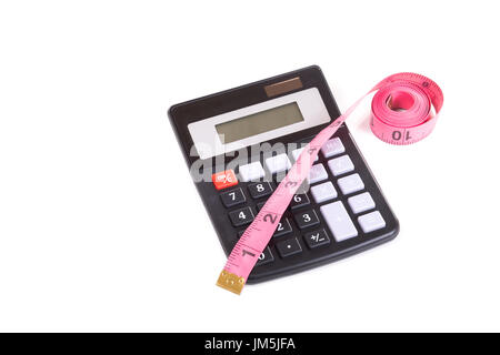 Rolle des roten Band markiert in Zoll und einfacher Taschenrechner aus hohen Winkel, isoliert auf weißem Hintergrund mit textfreiraum betrachtet messen Stockfoto