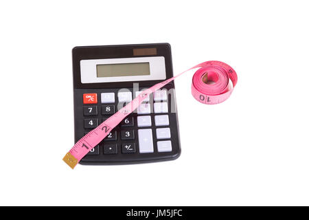 Roll rot Maßband gekennzeichnet in Zoll und einfachen Rechner betrachtet von oben isoliert auf weißem Hintergrund mit Textfreiraum Stockfoto