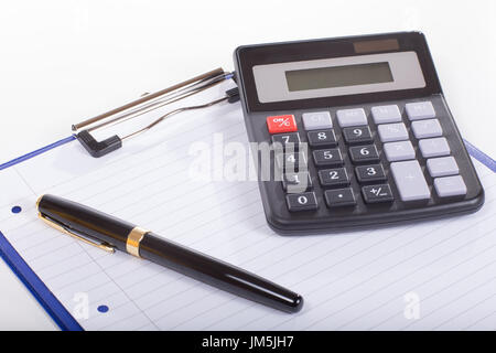 Buchhaltung-Konzept mit Taschenrechner und Kugelschreiber über sauberes Blatt Liniertes Papier in Tablettenform Stockfoto