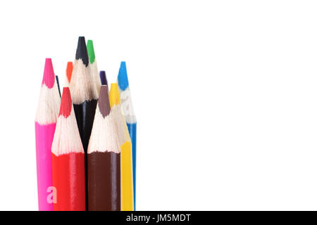 Bunte Holz Bleistift Buntstifte mit ihren Punkten gruppiert in einem Bündel isoliert auf weiss mit textfreiraum in Kunst, Kreativität oder Schule und educ Stockfoto