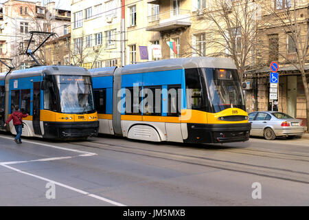 Modernen blauen Straßenbahnen auf den Straßen von Sofia, Bulgarien, Osteuropa Stockfoto