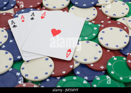 Nahaufnahme der vier Spielkarten mit Assen Sie angeordnet auf einem Hintergrund von Pokerchips Stockfoto