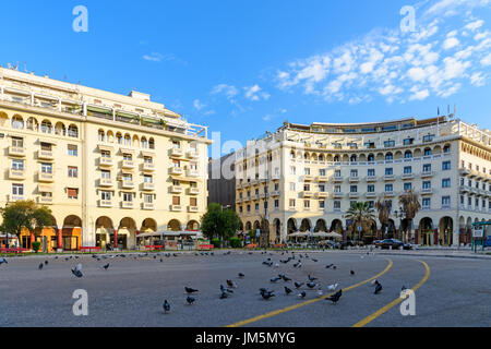 Tauben am Aristoteles Platz und Electra Palace Hotel in den frühen Morgenstunden, Thessaloniki, Griechenland Stockfoto