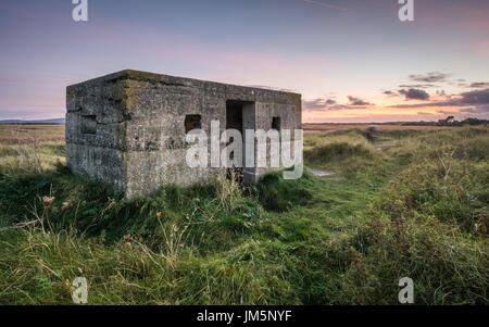 WW2 Pillbox, Wales Küste Weg in Pembrey, Carmarthenshire. VEREINIGTES KÖNIGREICH. Stockfoto