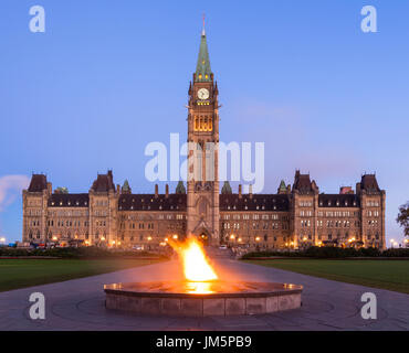 Der Centre Block und Peace Tower am Parliament Hill mit der Centennial Flamme im Morgengrauen in Ottawa, Ontario, Kanada. Stockfoto