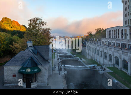 Die Aufzug-Schlösser an der Mündung des Rideau Canal National Historic Site laufen von Parks Canada, da sie den Ottawa River in Ottawa, Ontario, Kanada entspricht. Stockfoto