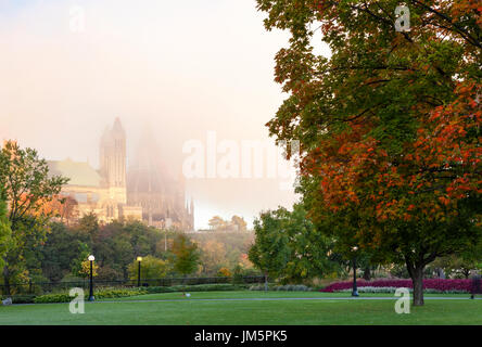 Majors Hill Park mit den Ottawa Bibliothek des Parlaments im Hintergrund während einer nebligen Morgen in Ottawa, Ontario, Kanada. Stockfoto