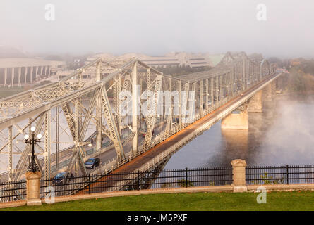 Das Royal Alexandra Interprovincial Bridge ist ein Stahlbinder Freischwinger, die überspannt den Ottawa River während einem nebligen Morgen in Ottawa, Ontario. Stockfoto