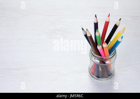 Satz von Buntstift Buntstifte in den Farben des Regenbogens stehen in einem Glas auf weiß mit textfreiraum von oben gesehen Stockfoto