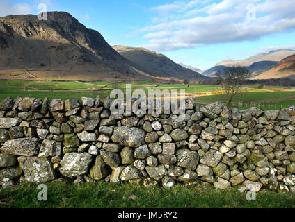 Trockenmauer im englischen Lake District. Stockfoto