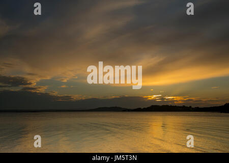 Sonnenuntergang über Strangford Lough mit Scrabo Turm in der Ferne wie aus der Mountstewart-Straße außerhalb Newtownards, Co Down, N.Ireland Juli 2017 zu sehen. Stockfoto