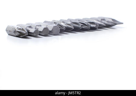 Satz von Bits für eine austauschbare Schraubendreher mit sortierten Phillips, sechseckige und standard Köpfe in einer diagonalen Reihe über weiß mit textfreiraum unten Stockfoto