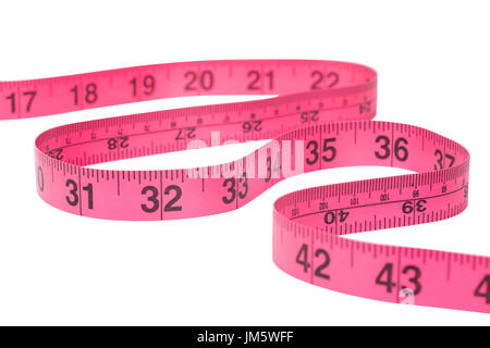 Sich schlängelnden gewundenen rot Maßband markiert in Zoll auf weiß in einem Diäten und Gewicht Verlust oder Needlecraft Konzept Stockfoto
