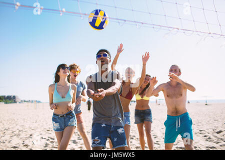 Gruppe von Freunden zu Beach-Volleyball am Strand spielen Stockfoto