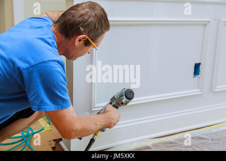 Gauge Finish Nailer Mann genagelt Latten Custom House Bauunternehmer in einer Wand Abschnitt für Luxus Custom House Stockfoto