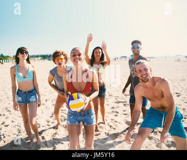 Gruppe von Freunden zu Beach-Volleyball am Strand spielen Stockfoto