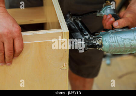 Messgerät beenden Nagler Mann genagelt Lamellen Customkitchen, Kabinett, Anpassung, Montage der Auftragnehmer eine Wand-Abteilung für Luxus Stockfoto