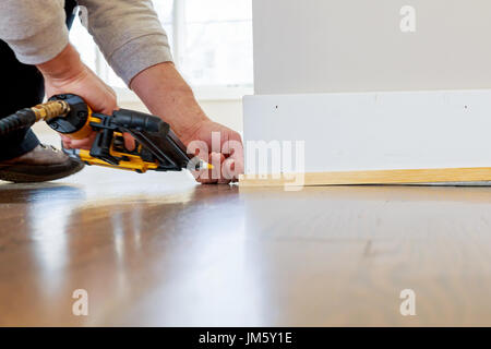 Messgerät beenden Nagler Mann genagelt Latten Zollhaus Formteil Bauunternehmer eine Wand-Abteilung für Luxus-Zollhaus Stockfoto