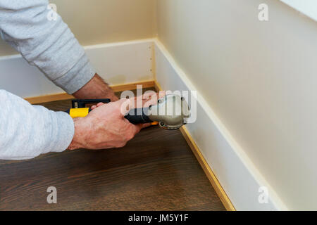 Messgerät beenden Nagler Mann genagelt Latten Zollhaus Formteil Bauunternehmer eine Wand-Abteilung für Luxus-Zollhaus Stockfoto