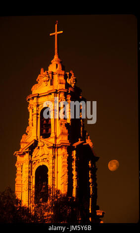 Mondaufgang über der ersten Gemeindekirche in Riverside, Kalifornien. Stockfoto