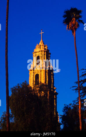 Mondaufgang über der ersten Gemeindekirche in Riverside, Kalifornien. Stockfoto