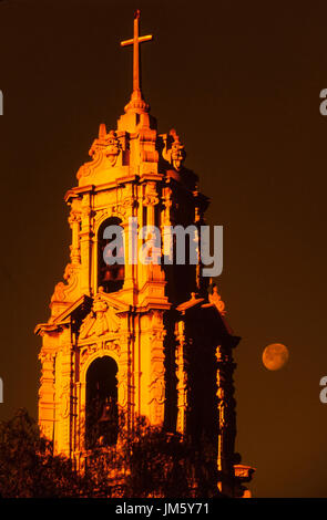 Mondaufgang über der ersten Gemeindekirche in Riverside, Kalifornien. Stockfoto