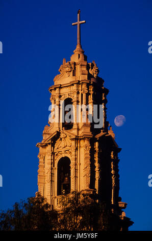 Mondaufgang über der ersten Gemeindekirche in Riverside, Kalifornien. Stockfoto