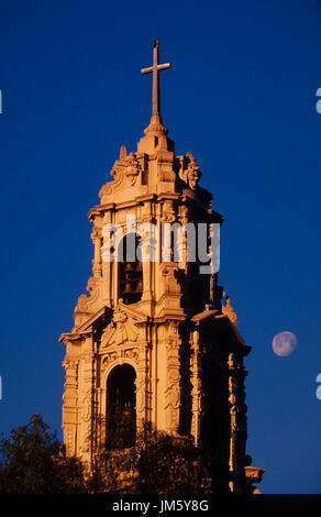 Mondaufgang über der ersten Gemeindekirche in Riverside, Kalifornien. Stockfoto