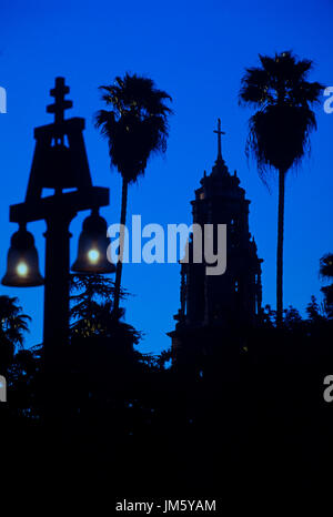 Mondaufgang über der ersten Gemeindekirche in Riverside, Kalifornien. Stockfoto