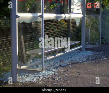 Bus-Tierheim verwüstet verwüstet mit Glasscherben zertrümmerte Fenster Stockfoto