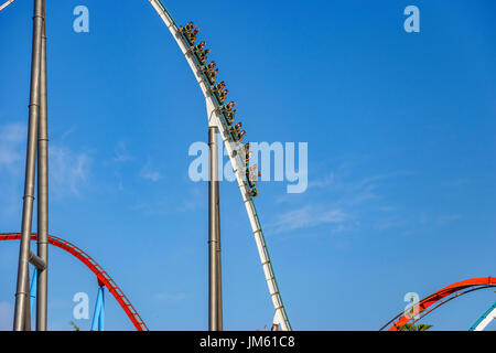 Shambhala ist eine Stahl Hyper Coaster Achterbahn befindet sich in PortAventura in Salou, Spanien. Die 256ft groß und 134km/h schnell fahypercoaster Stockfoto