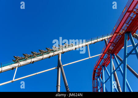 Shambhala ist eine Stahl Hyper Coaster Achterbahn befindet sich in PortAventura in Salou, Spanien. Die 256ft groß und 134km/h schnell fahypercoaster Stockfoto