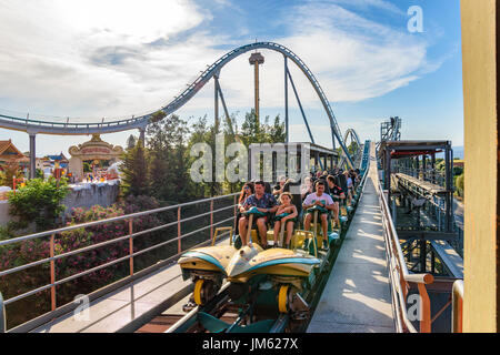 Shambhala ist eine Stahl Hyper Coaster Achterbahn befindet sich in PortAventura in Salou, Spanien. Die 256ft groß und 134km/h schnell fahypercoaster Stockfoto