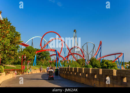 Shambhala ist eine Stahl Hyper Coaster Achterbahn befindet sich in PortAventura in Salou, Spanien. Die 256ft groß und 134km/h schnell fahypercoaster Stockfoto