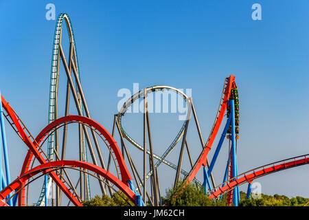 Shambhala ist eine Stahl Hyper Coaster Achterbahn befindet sich in PortAventura in Salou, Spanien. Die 256ft groß und 134km/h schnell fahypercoaster Stockfoto