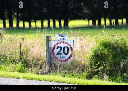 20 Tempolimit Schild Stockfoto